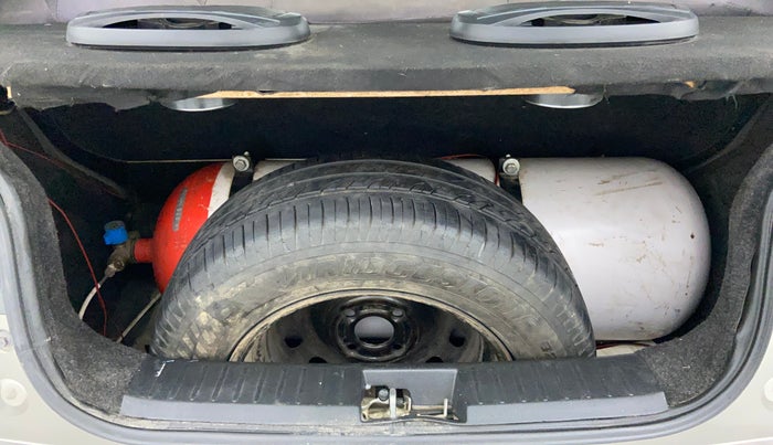 2016 Mahindra Kuv100 K2 PLUS 6 STR, CNG, Manual, 39,072 km, Boot Inside