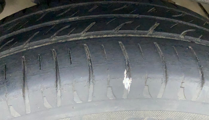 2016 Mahindra Kuv100 K2 PLUS 6 STR, CNG, Manual, 39,072 km, Right Rear Tyre Tread