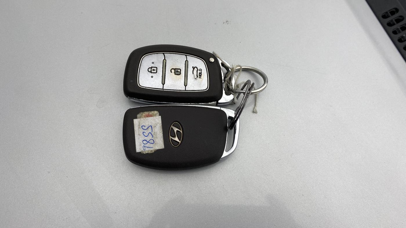 2015 Hyundai Grand i10 ASTA AT 1.2 KAPPA VTVT, Petrol, Automatic, 48,105 km, Key Close Up