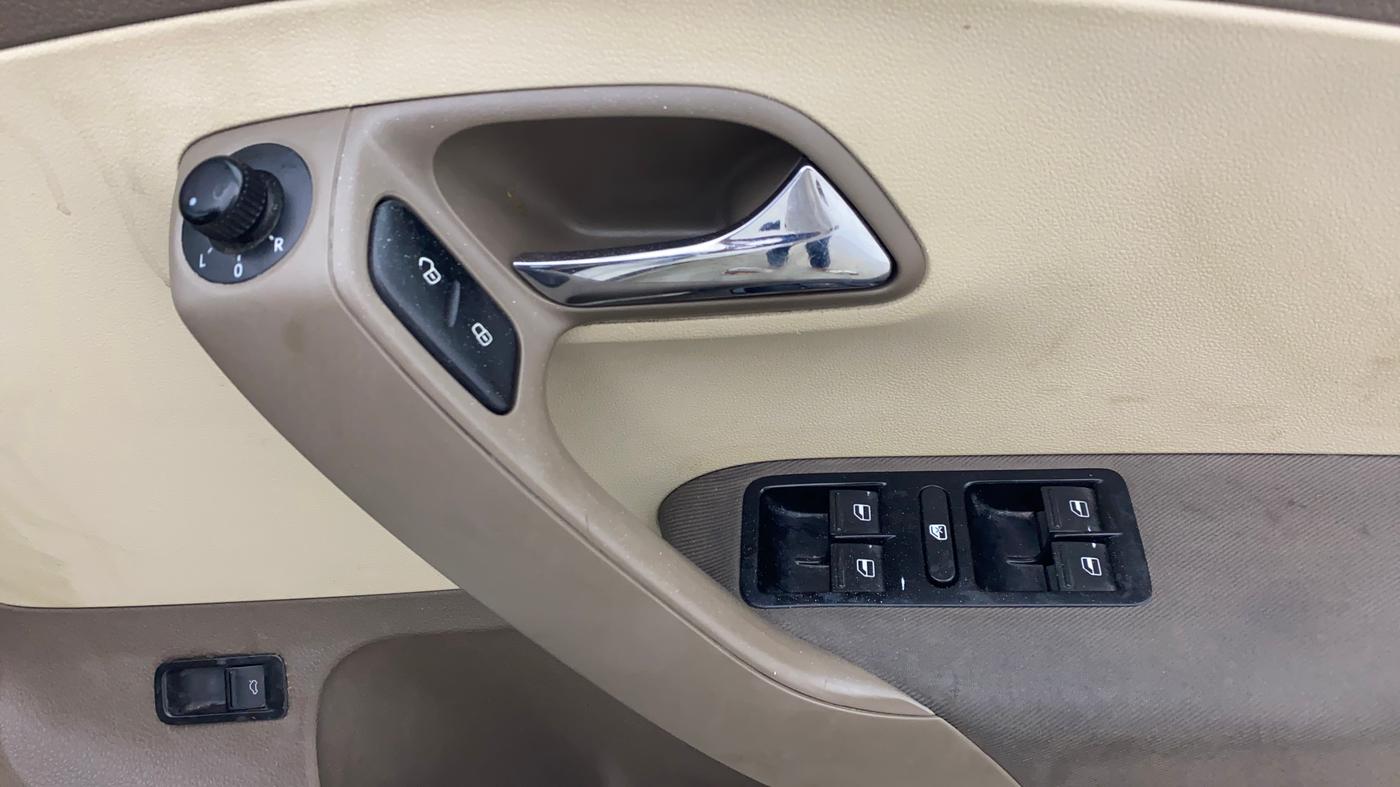 2013 Skoda Rapid AMBITION 1.6 MPI AT, Petrol, Automatic, 83,993 km, Driver Side Door Panels Control