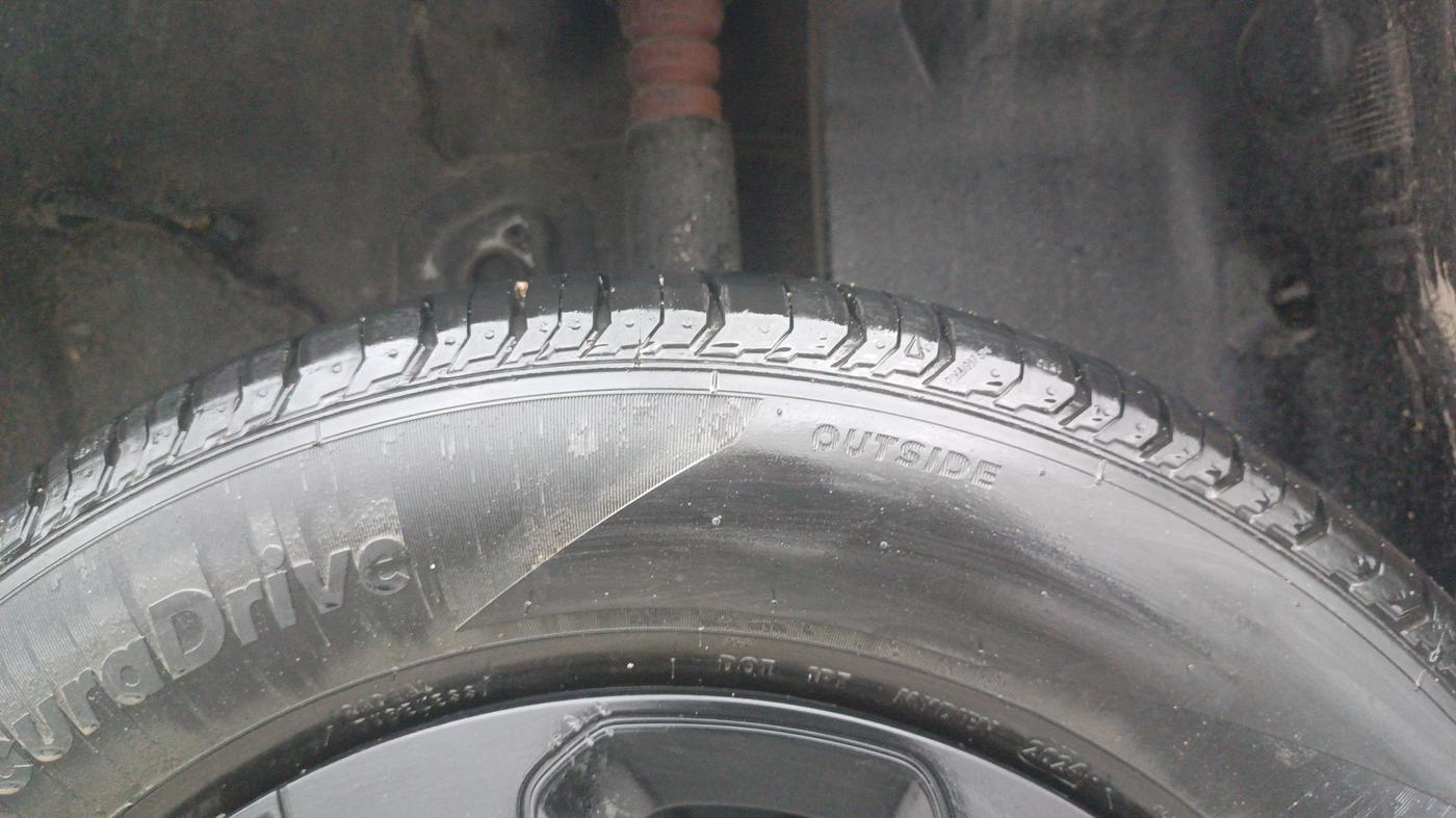 2024 Tata PUNCH ADVENTURE AMT, Petrol, Automatic, 9,799 km, Right Front Tyre Tread