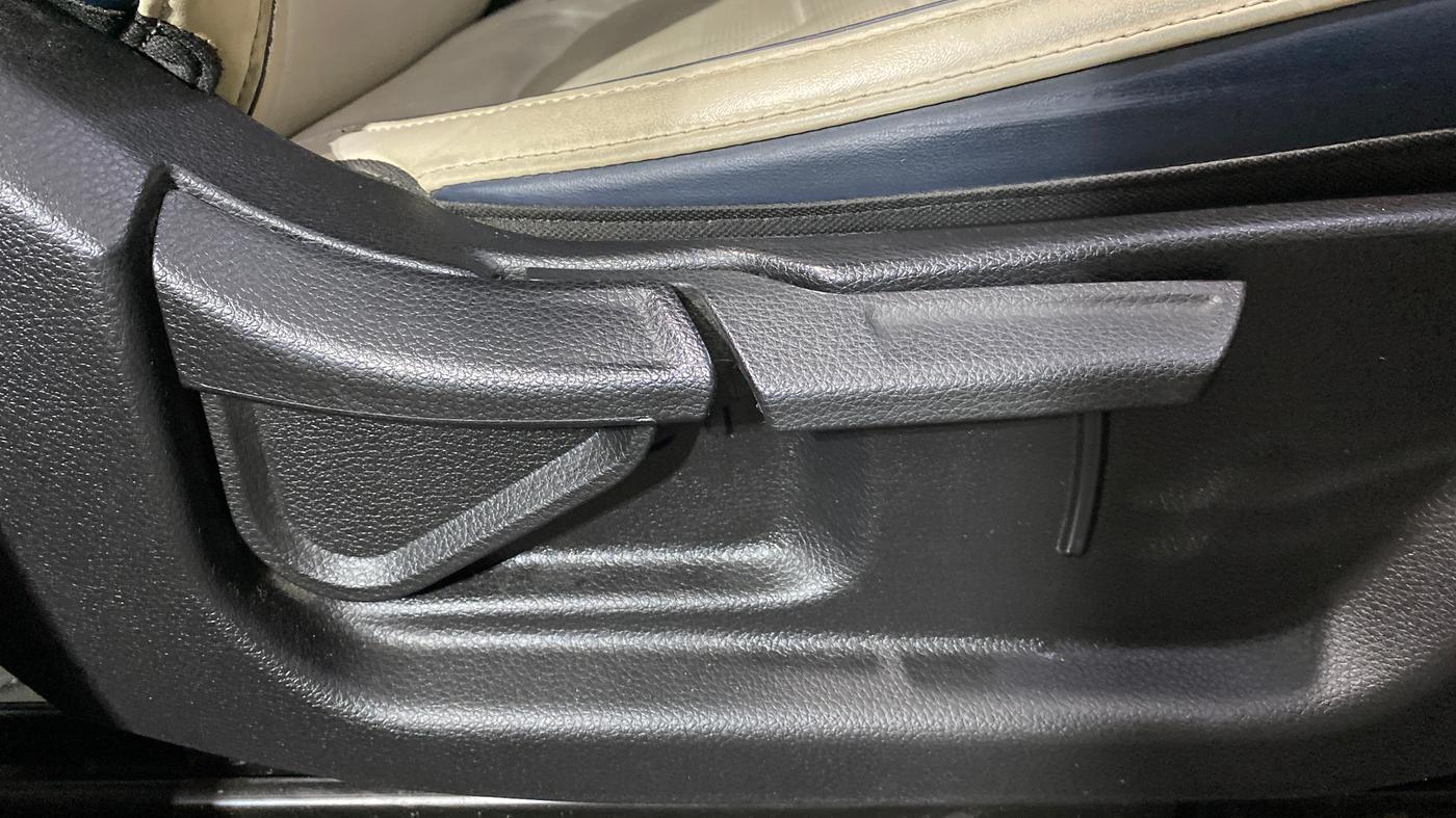 2022 KIA CARENS LUXURY PLUS 1.5 DIESEL AT 7 STR, Diesel, Automatic, 74,424 km, Driver Side Adjustment Panel