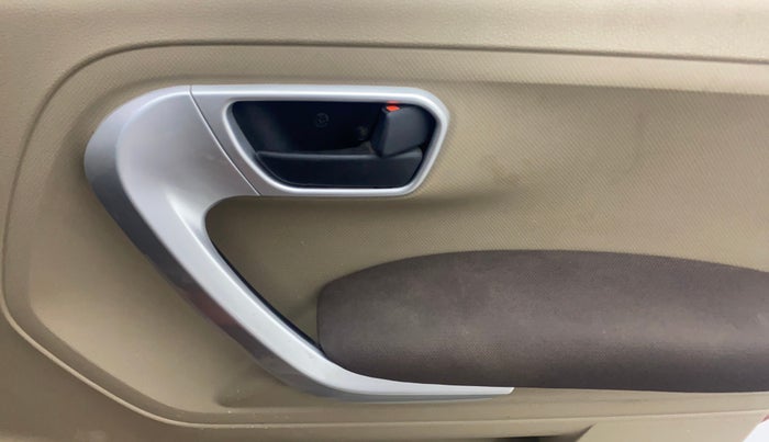 2017 Mahindra TUV300 T8 AMT, Diesel, Automatic, 1,02,809 km, Driver Side Door Panels Control