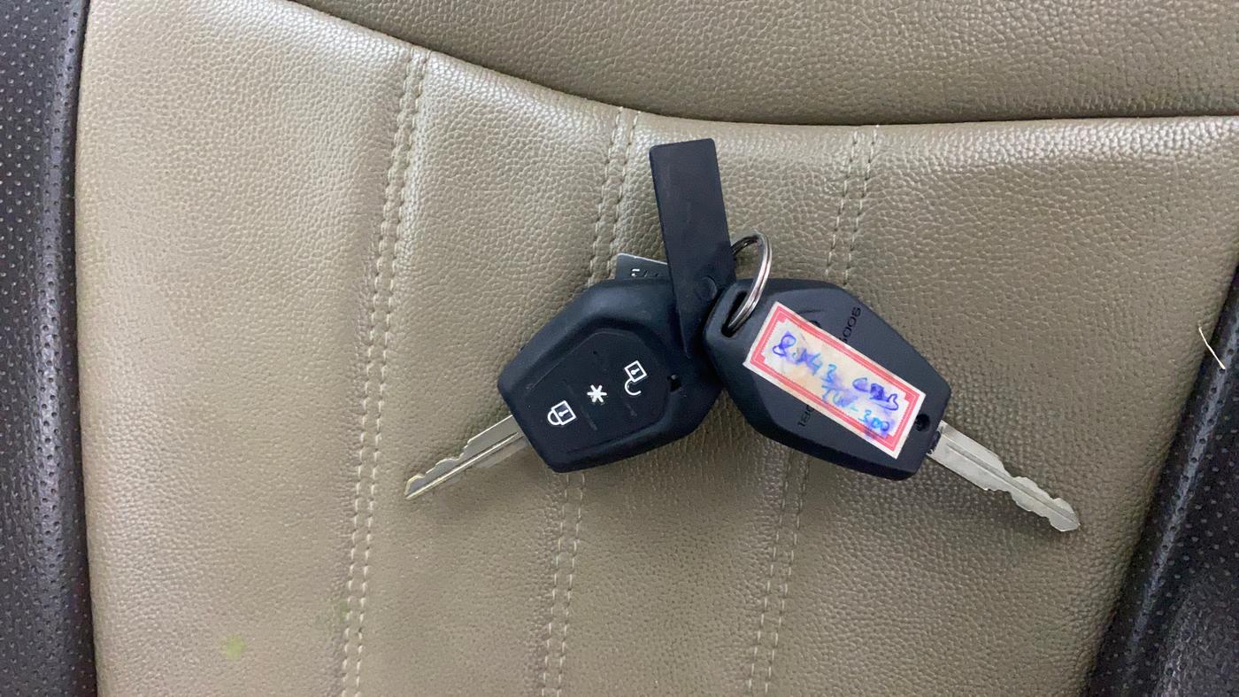 2017 Mahindra TUV300 T8 AMT, Diesel, Automatic, 1,02,809 km, Key Close Up