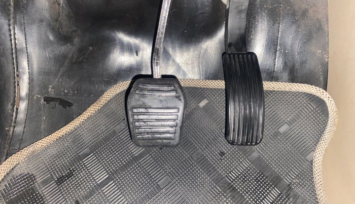 2017 Mahindra TUV300 T8 AMT, Diesel, Automatic, 1,02,809 km, Pedals