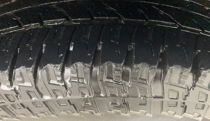 2017 Mahindra TUV300 T8 AMT, Diesel, Automatic, 1,02,809 km, Left Rear Tyre Tread