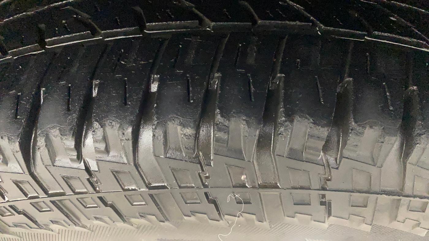 2017 Mahindra TUV300 T8 AMT, Diesel, Automatic, 1,02,809 km, Right Front Tyre Tread