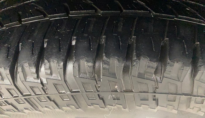 2017 Mahindra TUV300 T8 AMT, Diesel, Automatic, 1,02,809 km, Right Front Tyre Tread