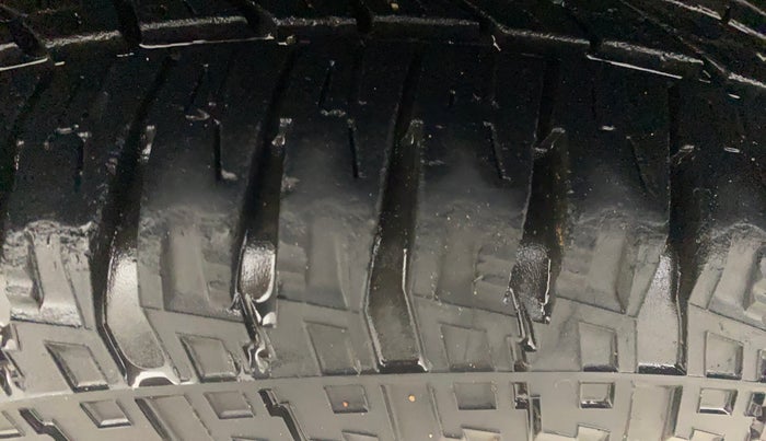 2017 Mahindra TUV300 T8 AMT, Diesel, Automatic, 1,02,809 km, Right Rear Tyre Tread