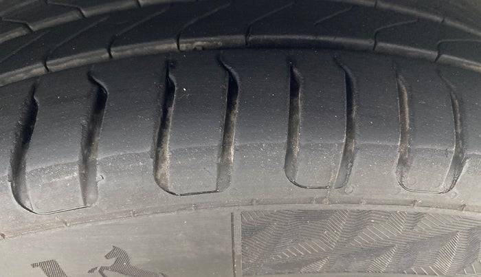 2018 Volkswagen Ameo HIGHLINE PLUS 1.5L AT 16 ALLOY, Diesel, Automatic, 86,059 km, Right Front Tyre Tread