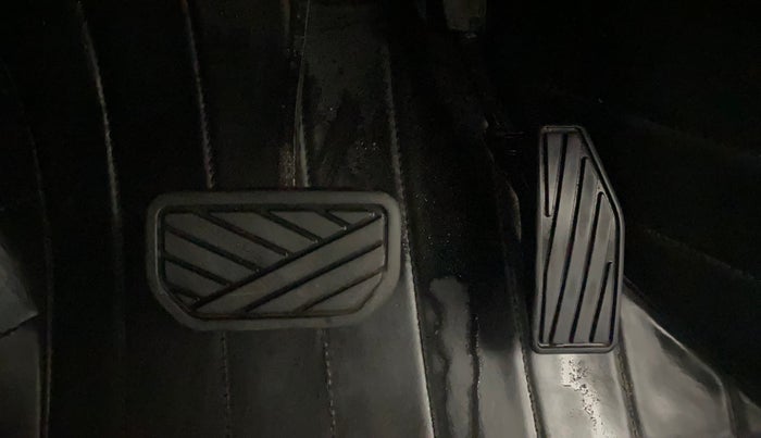 2021 Maruti XL6 ALPHA AT, Petrol, Automatic, 55,022 km, Pedals