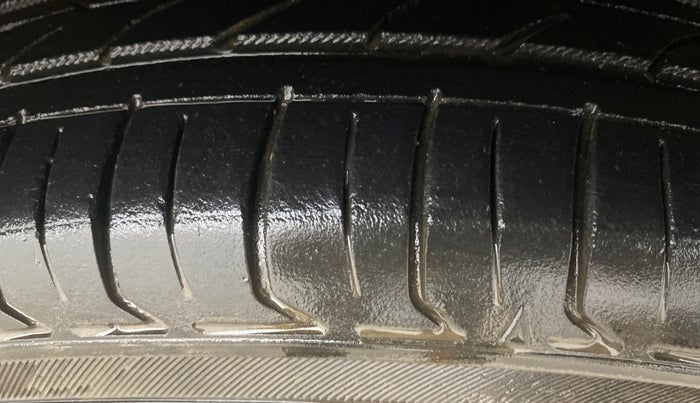 2016 Hyundai Grand i10 ASTA (O) 1.2 KAPPA VTVT, Petrol, Manual, 33,518 km, Right Front Tyre Tread