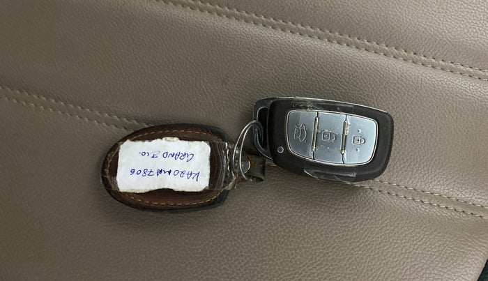 2016 Hyundai Grand i10 ASTA (O) 1.2 KAPPA VTVT, Petrol, Manual, 33,518 km, Key Close Up