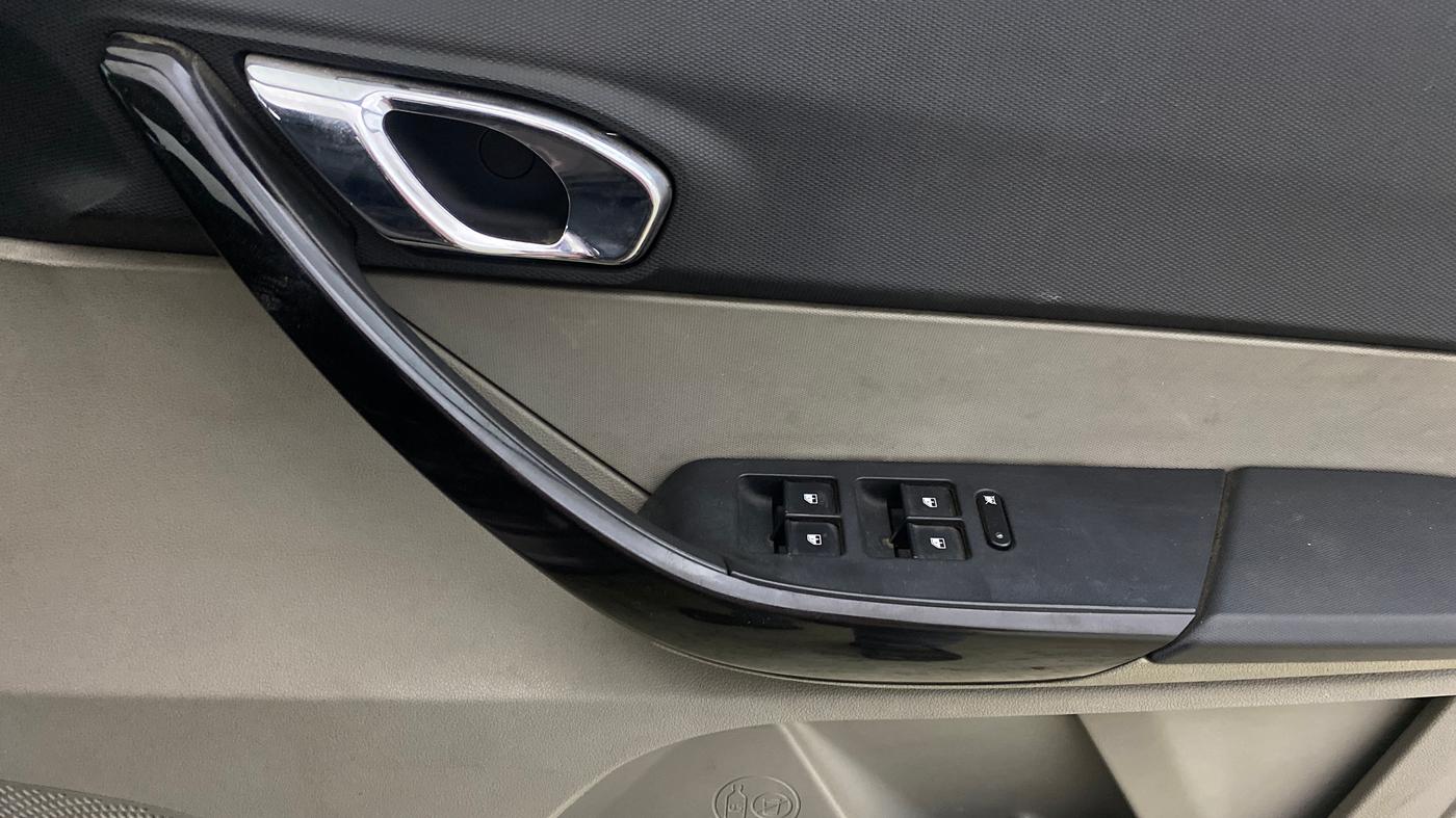 2017 Tata Tiago XZ PETROL, Petrol, Manual, 60,691 km, Driver Side Door Panels Control
