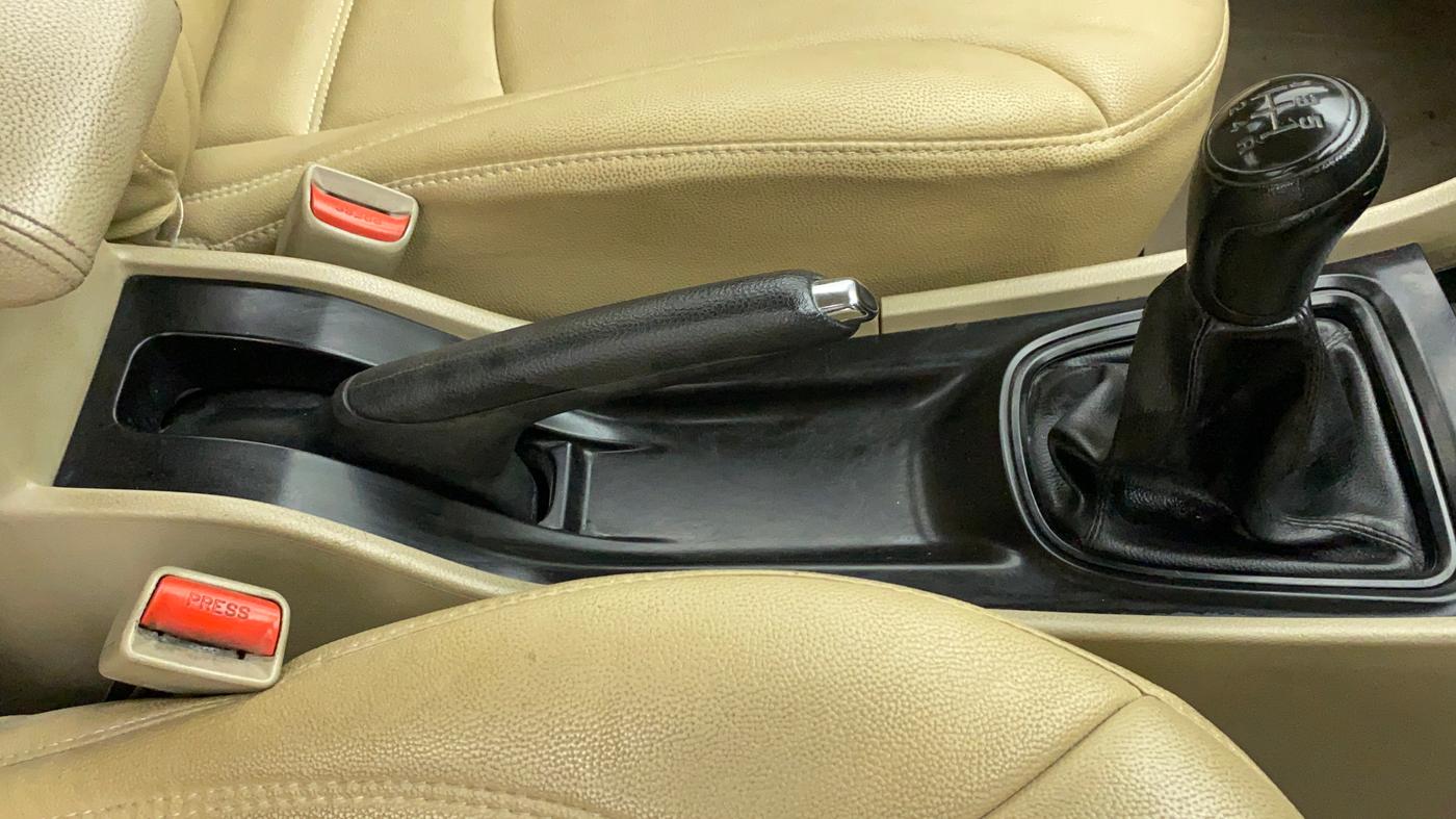 2017 Maruti Ciaz SIGMA 1.4 VVT, Petrol, Manual, 69,680 km, Gear Lever