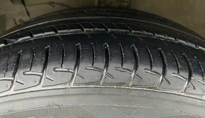 2017 Maruti Ciaz SIGMA 1.4 VVT, Petrol, Manual, 69,680 km, Left Front Tyre Tread
