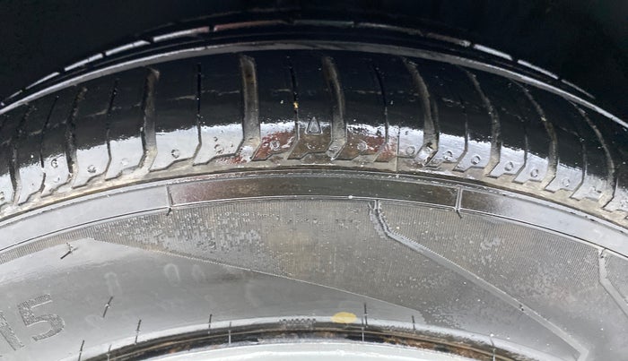 2014 Volkswagen Vento COMFORTLINE PETROL, Petrol, Manual, 77,401 km, Left Front Tyre Tread