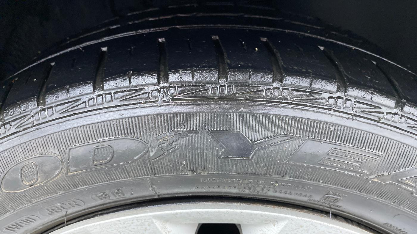 2014 Volkswagen Vento COMFORTLINE PETROL, Petrol, Manual, 77,401 km, Right Front Tyre Tread