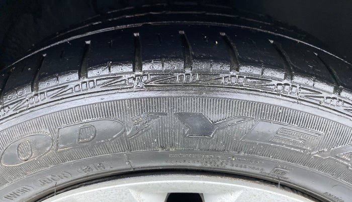 2014 Volkswagen Vento COMFORTLINE PETROL, Petrol, Manual, 77,401 km, Right Front Tyre Tread