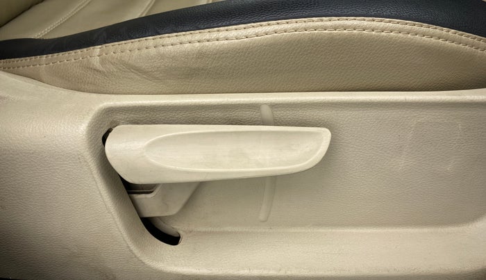 2014 Volkswagen Vento COMFORTLINE PETROL, Petrol, Manual, 77,401 km, Driver Side Adjustment Panel