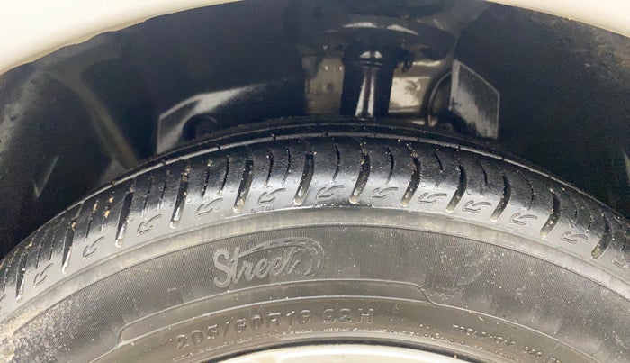 2017 Ford Ecosport TITANIUM 1.5L DIESEL, Diesel, Manual, 1,42,954 km, Left Front Tyre Tread