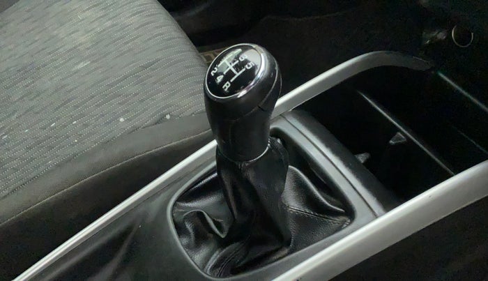 2016 Maruti Baleno ALPHA PETROL 1.2, Petrol, Manual, 21,461 km, Gear lever - Knob cover torn