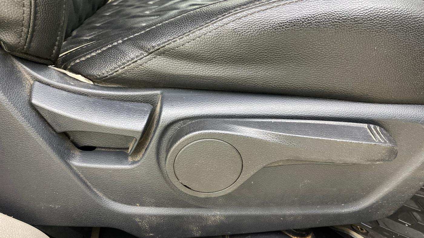 2023 Mahindra XUV300 W8 1.5 DIESEL, Diesel, Manual, 24,456 km, Driver Side Adjustment Panel
