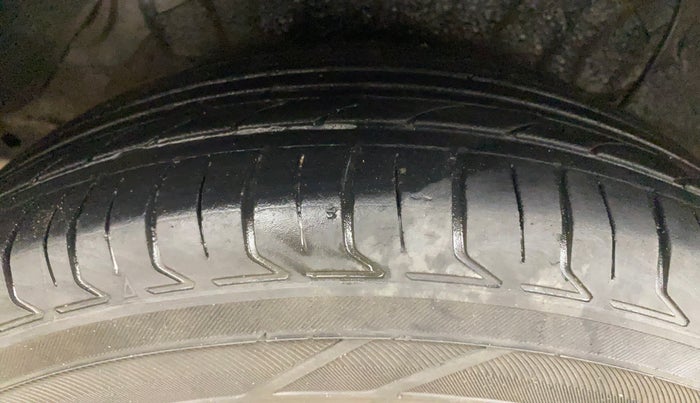 2014 Hyundai i20 SPORTZ 1.2, Petrol, Manual, 1,27,126 km, Right Rear Tyre Tread