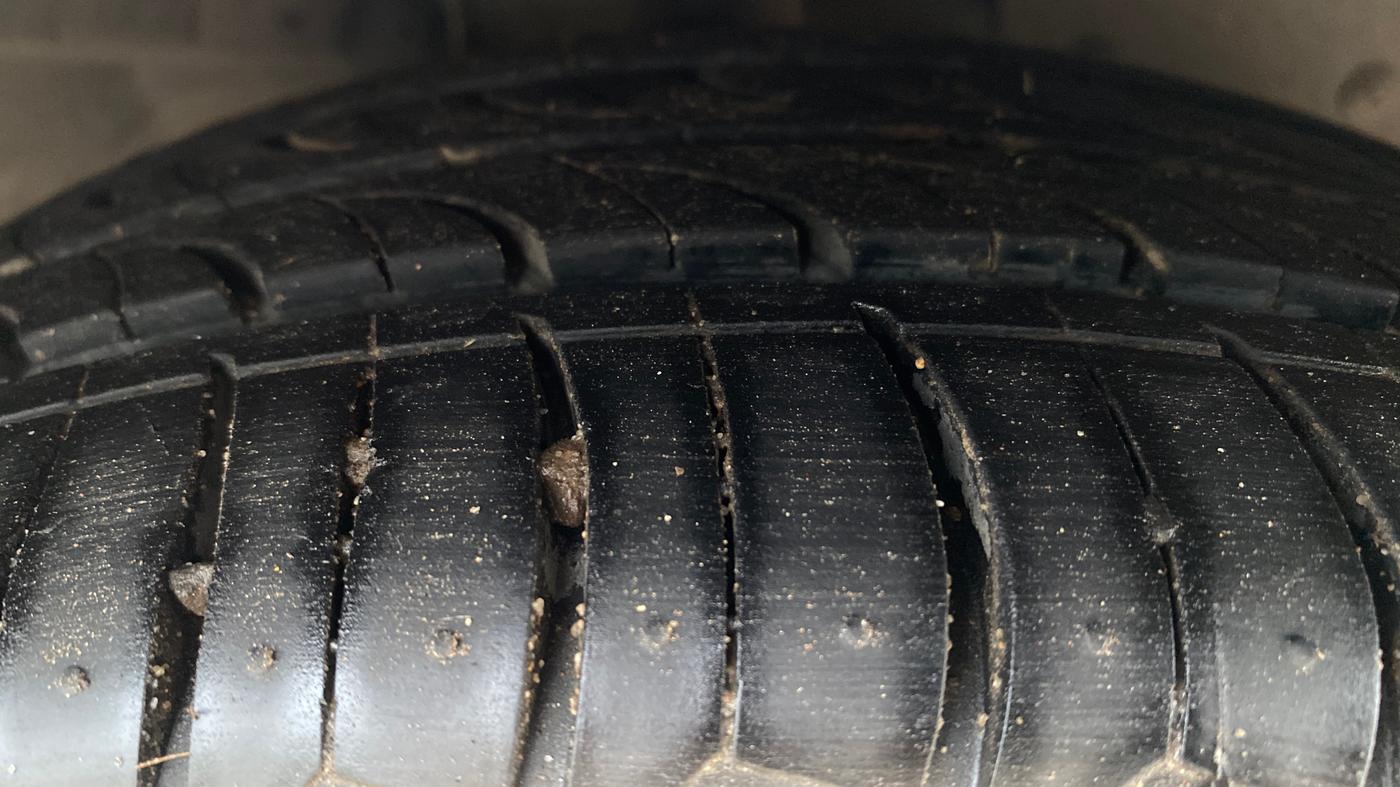 2017 Ford Figo Aspire TITANIUM 1.2 PETROL, Petrol, Manual, 67,333 km, Right Front Tyre Tread