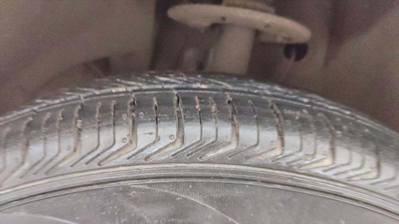 2019 Maruti Dzire VXI AMT, Petrol, Automatic, 77,051 km, Left Front Tyre Tread