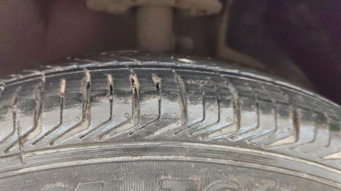 2019 Maruti Dzire VXI AMT, Petrol, Automatic, 77,051 km, Right Front Tyre Tread