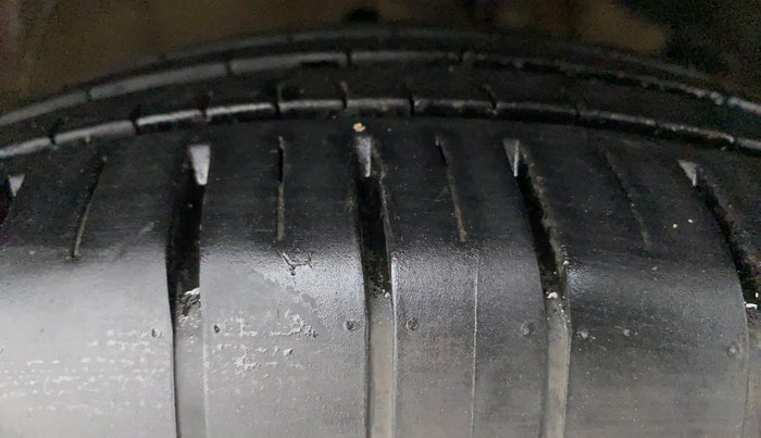 2022 Maruti Dzire ZXI CNG, CNG, Manual, 13,441 km, Right Front Tyre Tread