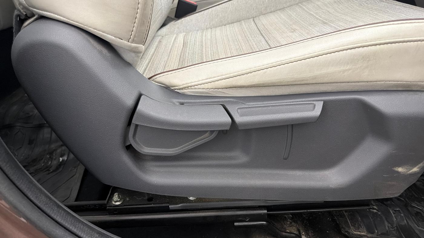 2020 Hyundai AURA S 1.2 CNG, CNG, Manual, 67,843 km, Driver Side Adjustment Panel