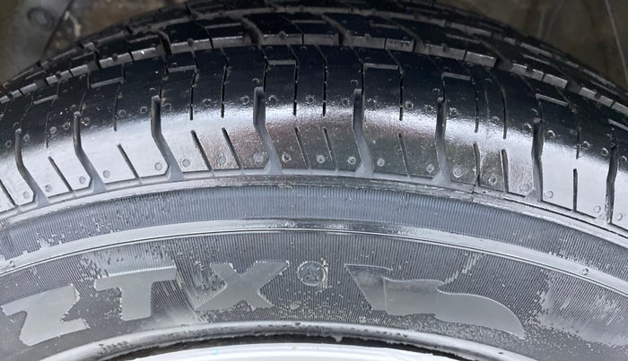 2018 Maruti Swift VXI D, Petrol, Manual, 44,843 km, Left Front Tyre Tread