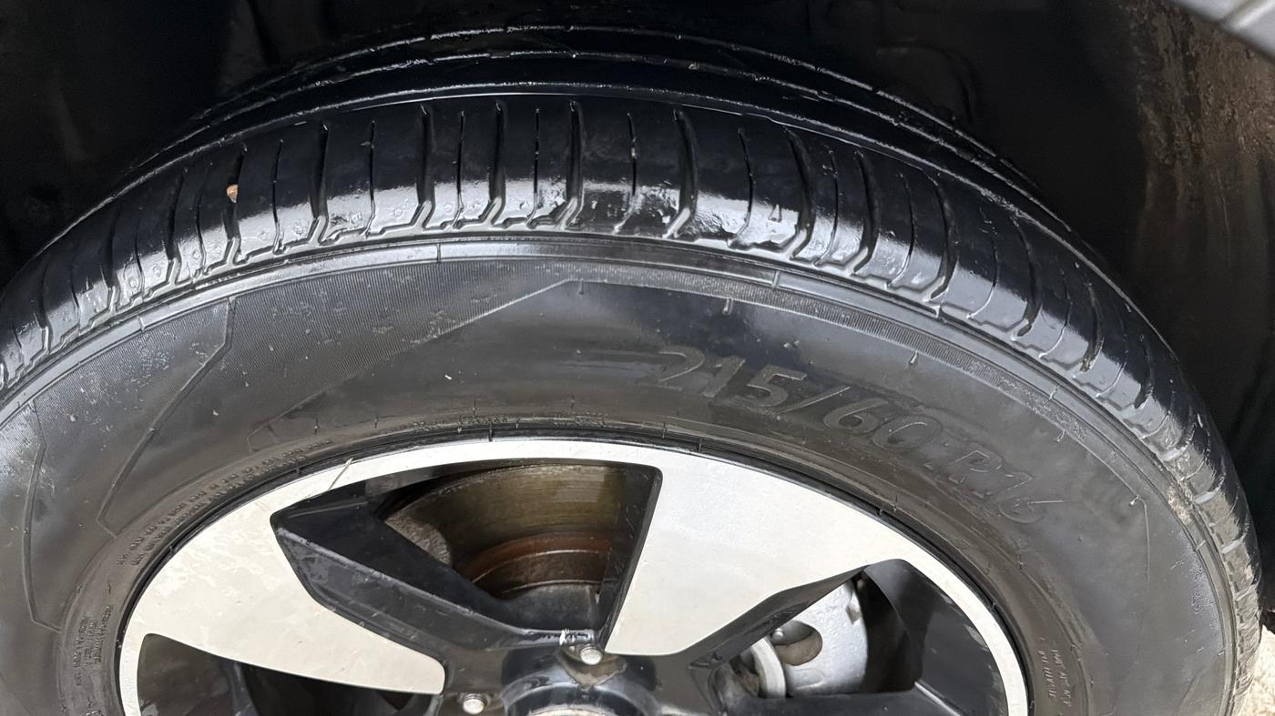 2018 Tata NEXON XMA PETROL, Petrol, Automatic, 84,796 km, Right Front Tyre Tread