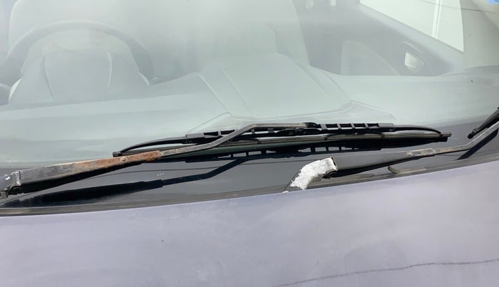2014 Ford Ecosport TITANIUM 1.0L ECOBOOST, Petrol, Manual, 87,985 km, Front windshield - Wiper Blade Broken/Rusted