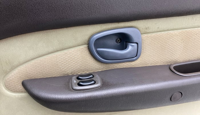 2010 Hyundai Santro Xing GLS, Petrol, Manual, 90,566 km, Right front window switch / handle - Master window function not working