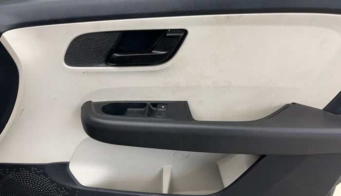 2022 Tata ALTROZ XE PETROL, Petrol, Manual, 26,076 km, Driver Side Door Panels Control