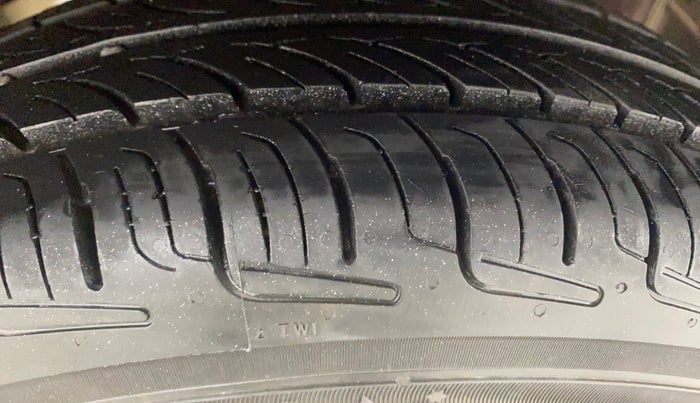 2014 Hyundai Eon D-LITE, Petrol, Manual, 76,437 km, Left Rear Tyre Tread