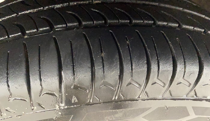 2014 Hyundai Eon D-LITE, Petrol, Manual, 76,437 km, Left Front Tyre Tread