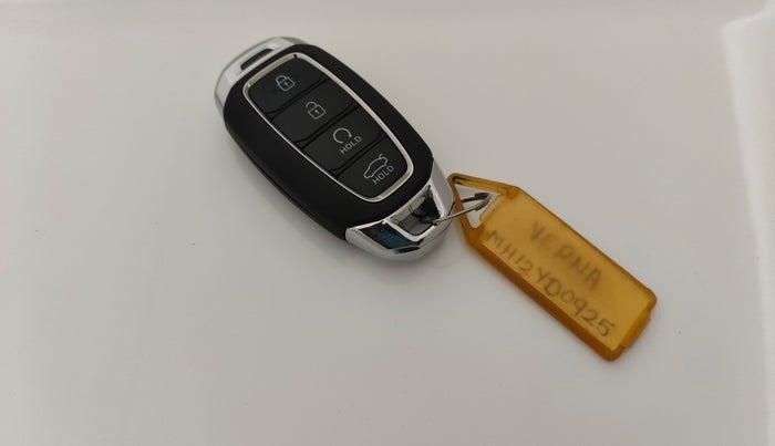 2025 Hyundai Verna SX(O) 1.5 MPI IVT , Petrol, Automatic, 1,398 km, Key Close Up