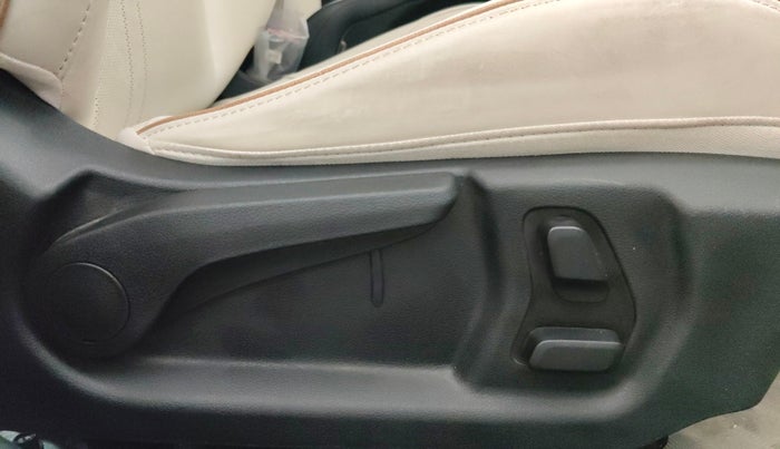 2025 Hyundai Verna SX(O) 1.5 MPI IVT , Petrol, Automatic, 1,398 km, Driver Side Adjustment Panel