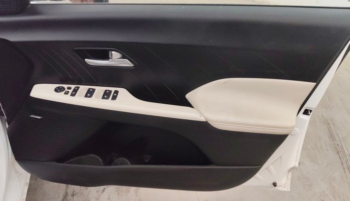 2025 Hyundai Verna SX(O) 1.5 MPI IVT , Petrol, Automatic, 1,398 km, Driver Side Door Panels Control