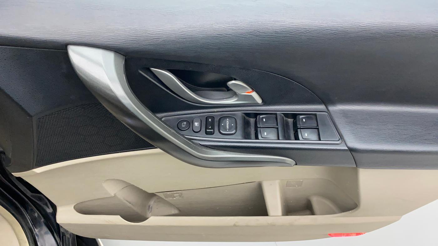 2016 Mahindra XUV500 W10 FWD, Diesel, Manual, 63,531 km, Driver Side Door Panels Control