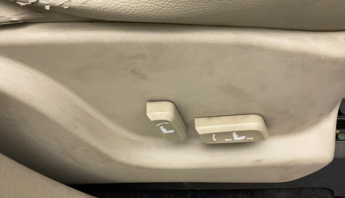 2016 Mahindra XUV500 W10 FWD, Diesel, Manual, 63,531 km, Driver Side Adjustment Panel