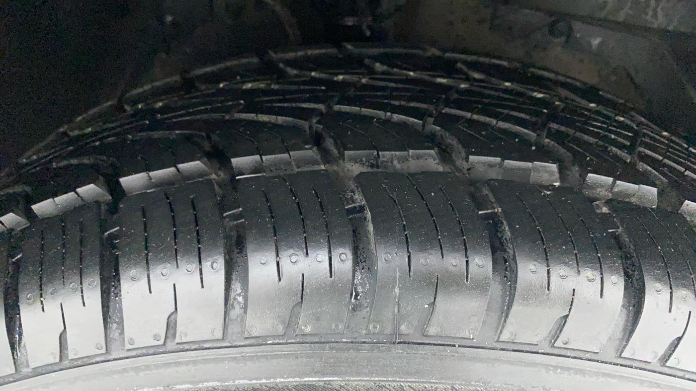 2016 Mahindra XUV500 W10 FWD, Diesel, Manual, 63,531 km, Right Front Tyre Tread