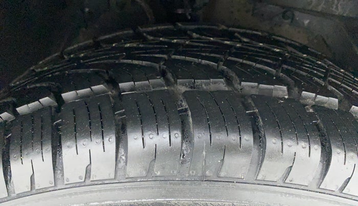 2016 Mahindra XUV500 W10 FWD, Diesel, Manual, 63,531 km, Right Front Tyre Tread