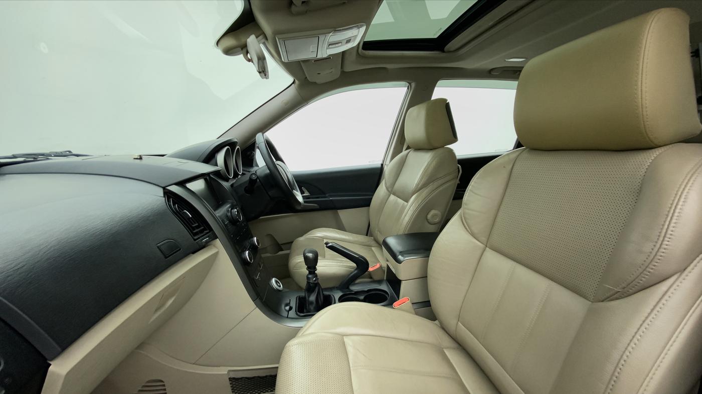 2016 Mahindra XUV500 W10 FWD, Diesel, Manual, 63,531 km, Right Side Front Door Cabin