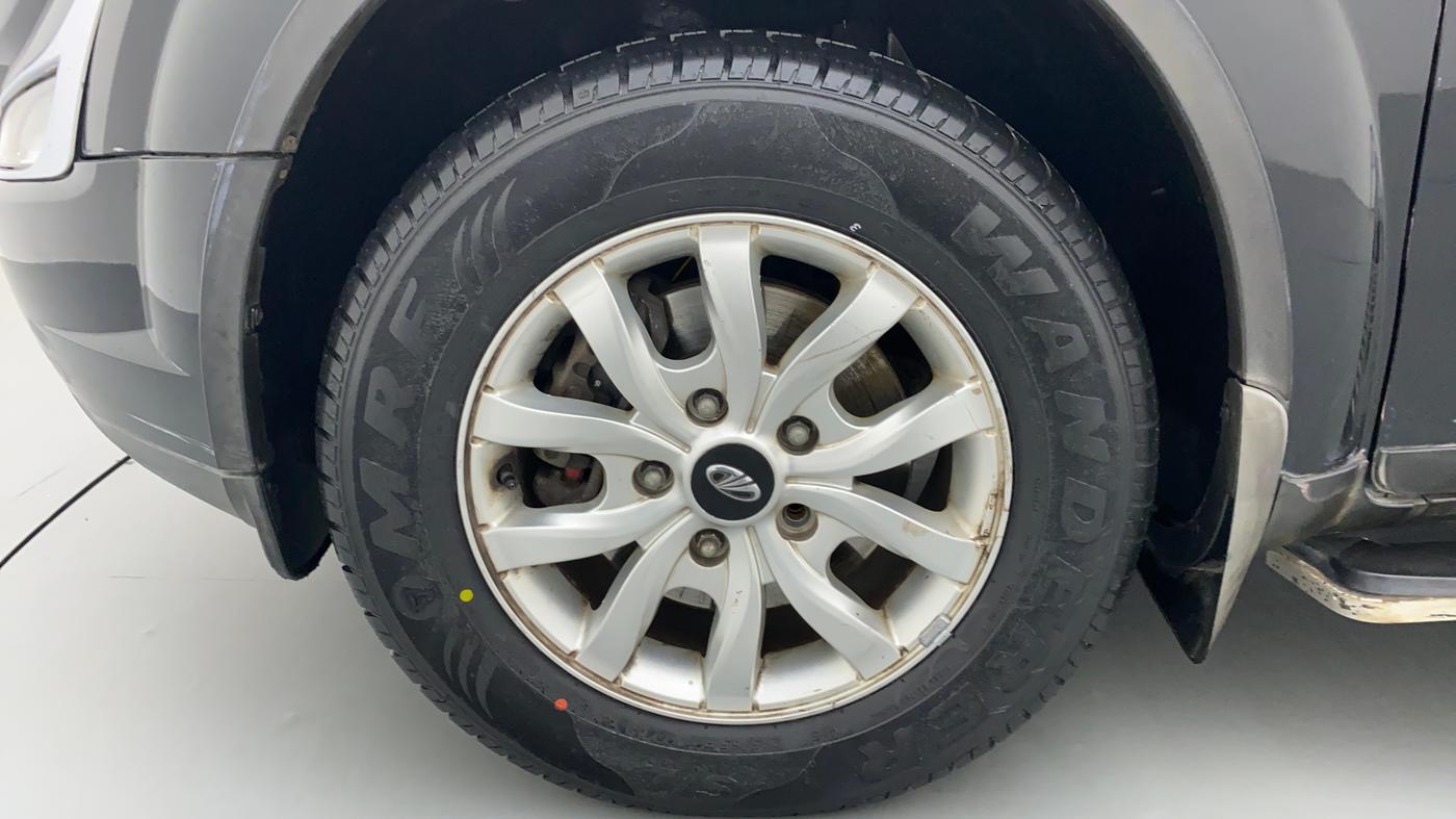 2016 Mahindra XUV500 W10 FWD, Diesel, Manual, 63,531 km, Left Front Wheel