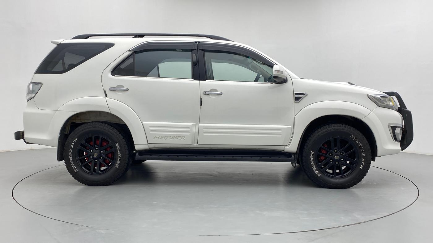 2012 Toyota Fortuner 3.0 MT 4X4, Diesel, Manual, 1,85,354 km, Right Side